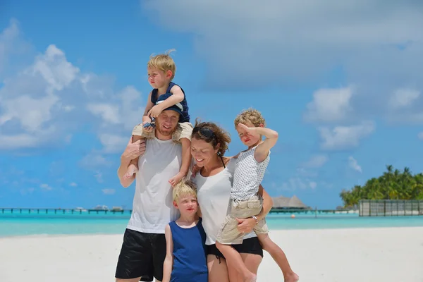 Família feliz em férias — Fotografia de Stock