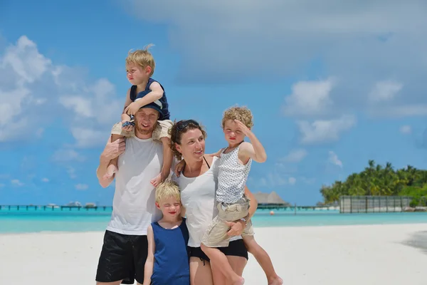 Lycklig familj på semester — Stockfoto