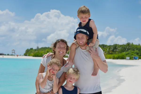 Lycklig familj på semester — Stockfoto