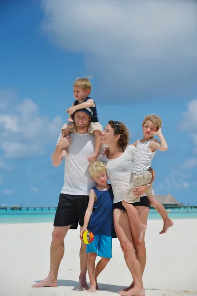 Szczęśliwa rodzina na wakacjach — Zdjęcie stockowe