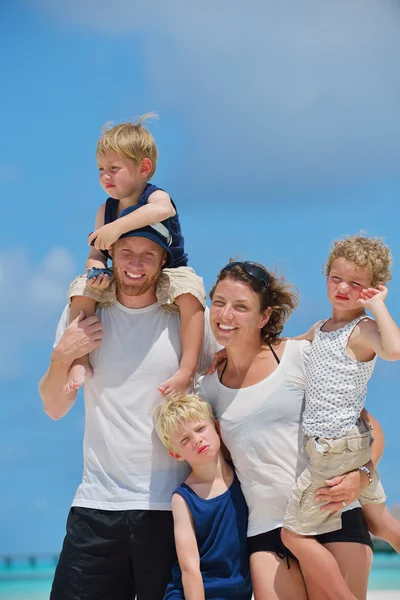 Lycklig familj på semester — Stockfoto