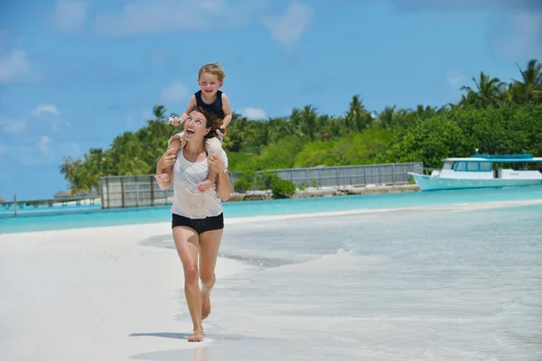 Glückliche Familie im Urlaub — Stockfoto