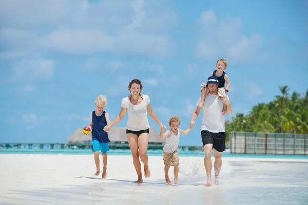 Família feliz em férias — Fotografia de Stock