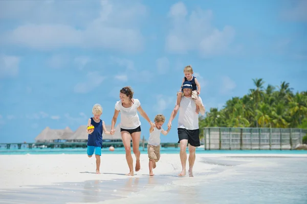 Glückliche Familie im Urlaub — Stockfoto