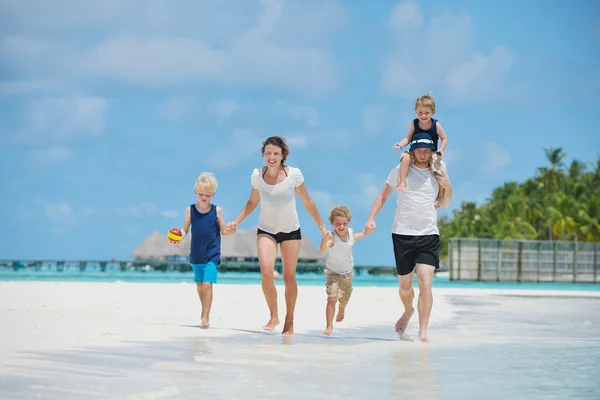 Gelukkige familie op vakantie — Stockfoto