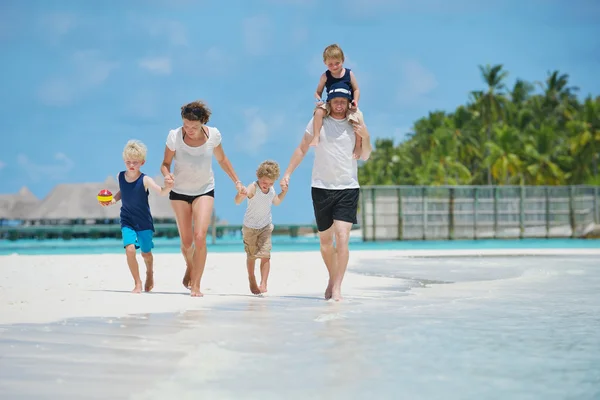 Glückliche Familie im Urlaub — Stockfoto