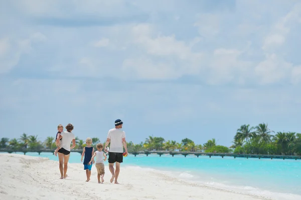 Lycklig familj på semester — Stockfoto