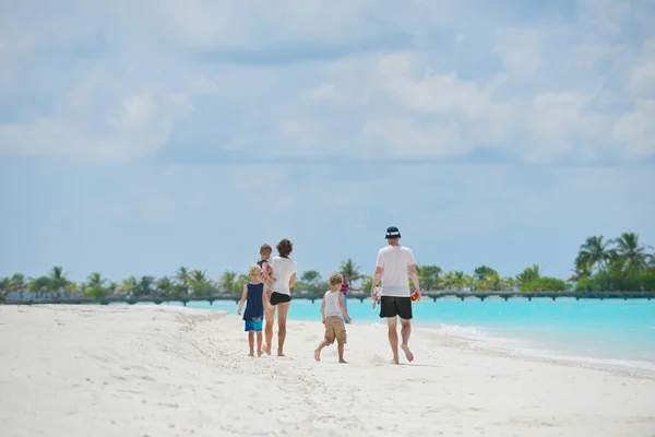 Glückliche Familie im Urlaub — Stockfoto