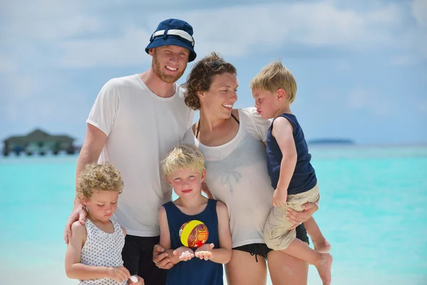Счастливая семья в отпуске — стоковое фото
