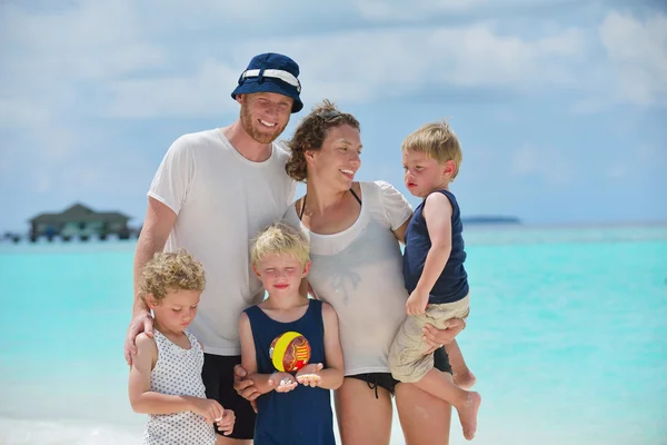 Família feliz em férias — Fotografia de Stock