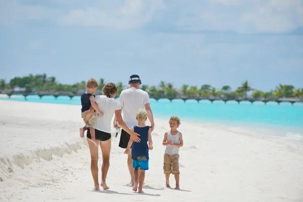 Glückliche Familie im Urlaub — Stockfoto