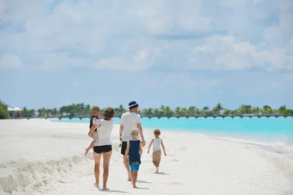 Glückliche Familie im Urlaub — Stockfoto