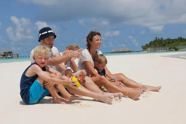 Família feliz em férias — Fotografia de Stock