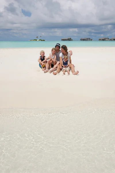 Glückliche Familie im Urlaub — Stockfoto