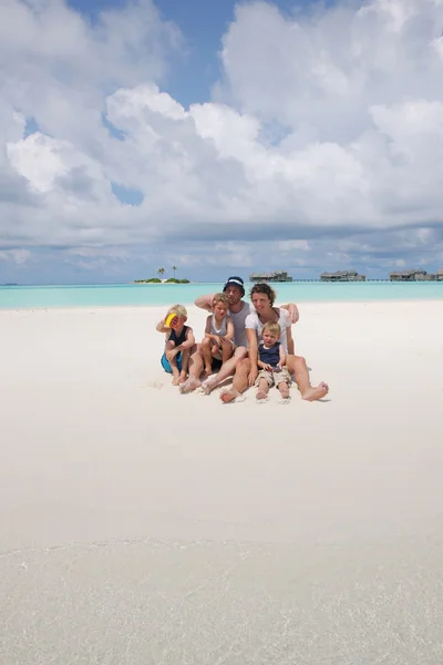 Glückliche Familie im Urlaub — Stockfoto