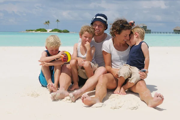 Lycklig familj på semester — Stockfoto