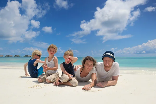 Glückliche Familie im Urlaub — Stockfoto