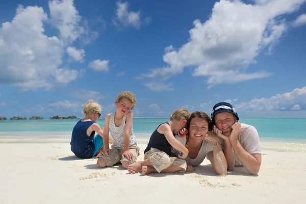 Glückliche Familie im Urlaub — Stockfoto