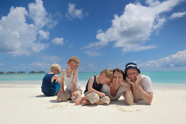 Famiglia felice in vacanza — Foto Stock