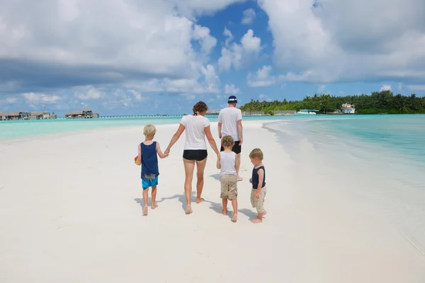 Família feliz em férias — Fotografia de Stock