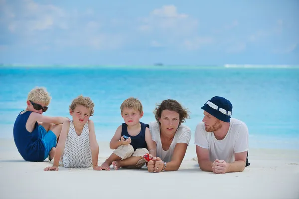 Família feliz em férias — Fotografia de Stock