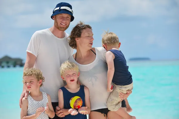 Lycklig familj på semester — Stockfoto