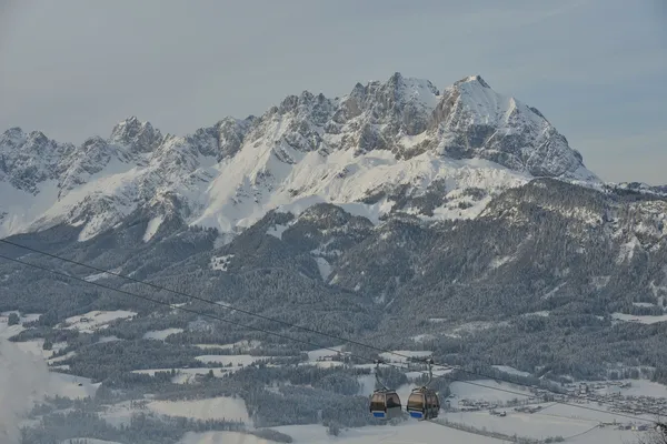 在阿尔卑斯山滑雪缆车空中缆车 — 图库照片