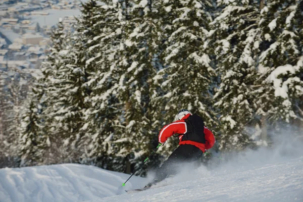 Winterspaß und Skifahren — Stockfoto