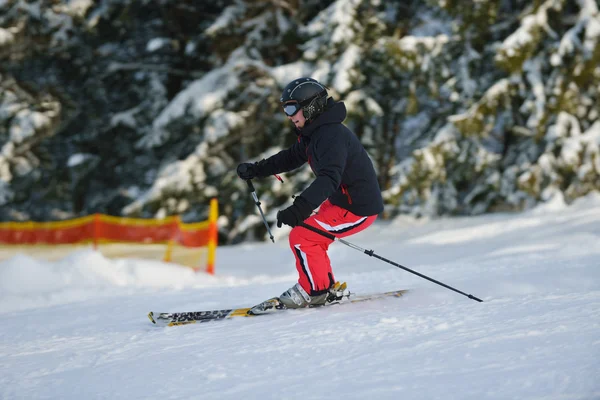 Winterspaß und Skifahren — Stockfoto