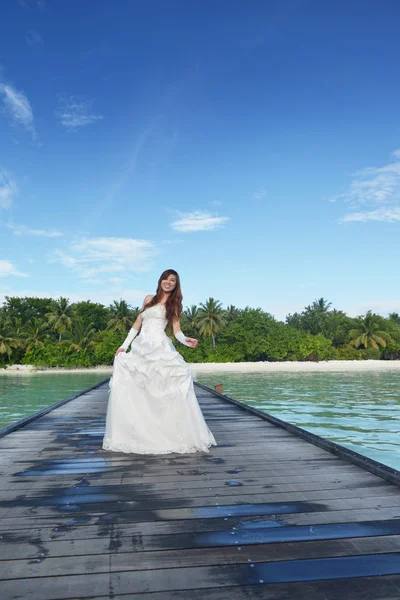 Asian bride on beach — Stock Photo, Image