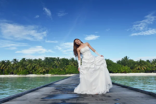 Asian bride on beach — Stock Photo, Image