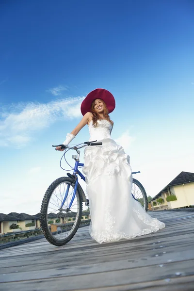 Asiatique mariée sur plage — Photo