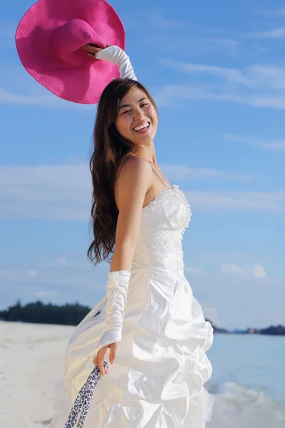 Asian bride on beach — Stock Photo, Image