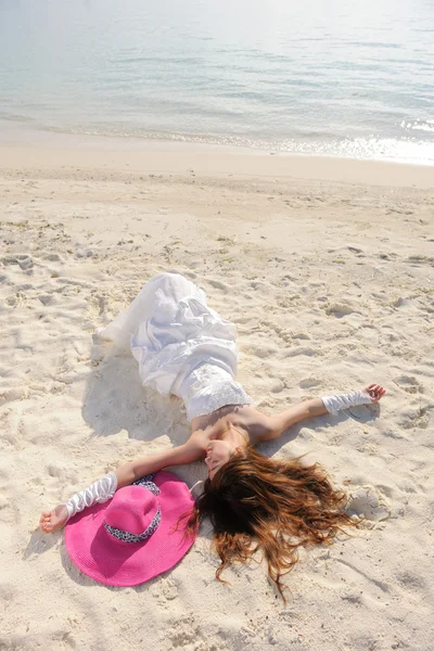 Азіатська наречена на пляжі — стокове фото