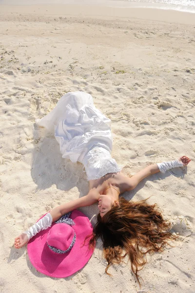 Asian bride on beach — Stock Photo, Image