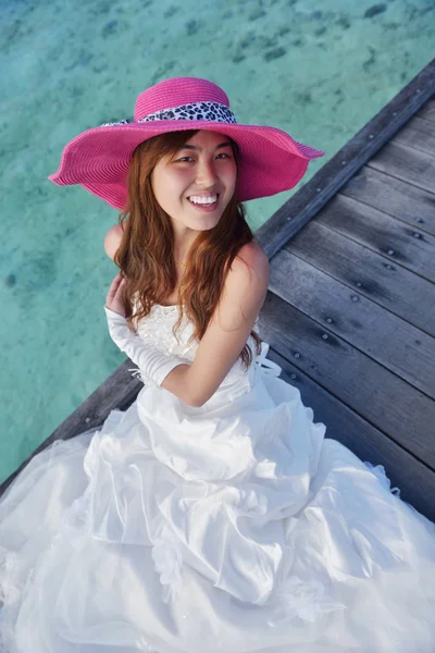 Азиатская невеста на пляже — стоковое фото