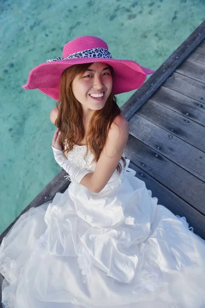 ビーチでのアジア花嫁 — ストック写真
