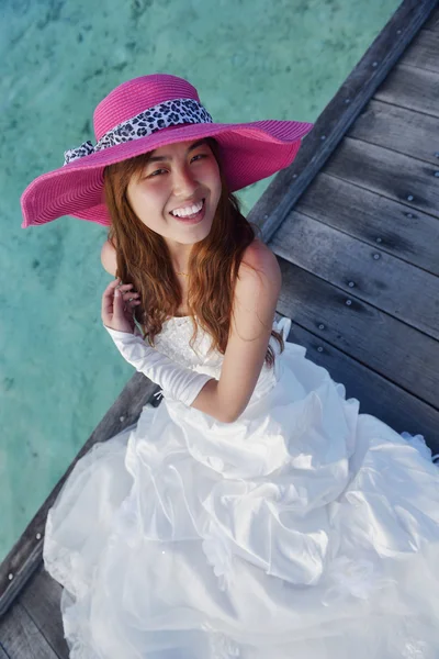 Asian bride on beach — Stock Photo, Image