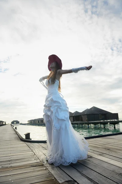 在海滩上亚洲新娘 — 图库照片
