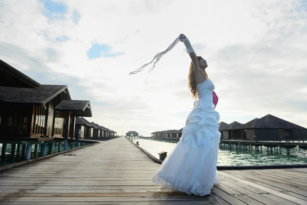 Asian bride on beach — Stock Photo, Image