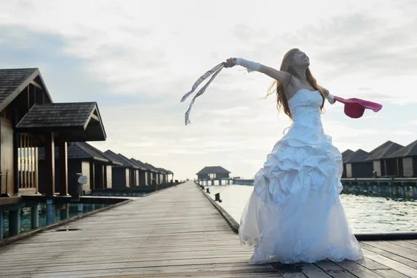 ビーチでのアジア花嫁 — ストック写真