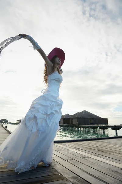 Aziatische bruid op strand — Stockfoto