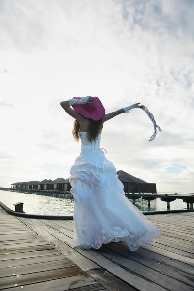 Aziatische bruid op strand — Stockfoto