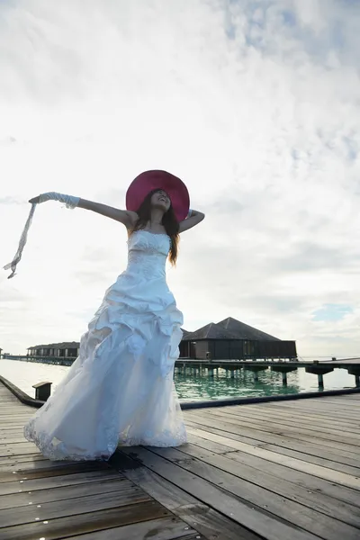 Asijská nevěsta na pláži — Stock fotografie