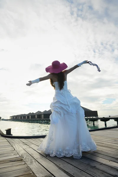 Aziatische bruid op strand — Stockfoto