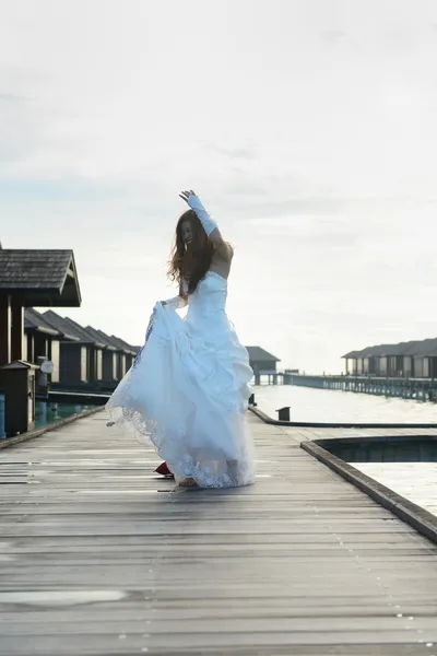 Asiatisk brud på stranden — Stockfoto