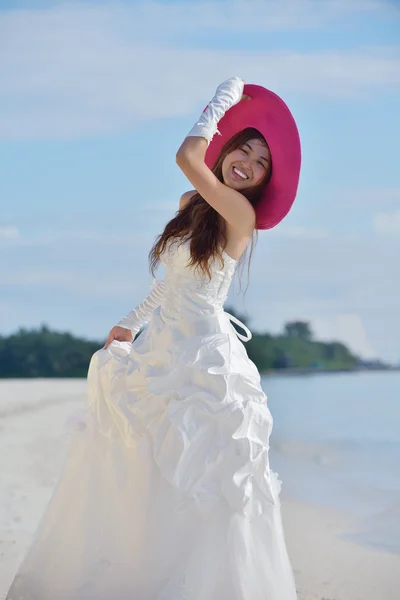 Asiático novia en playa — Foto de Stock