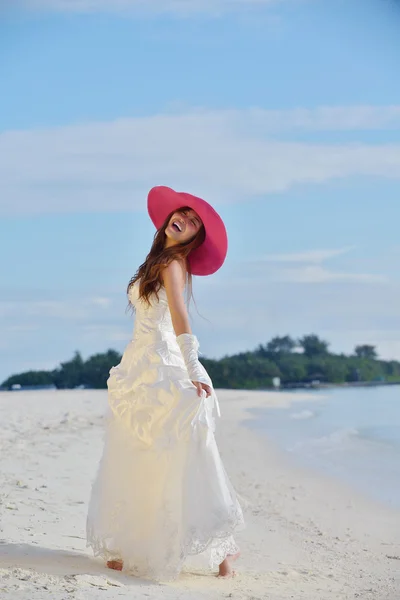 Sposa asiatica sulla spiaggia — Foto Stock