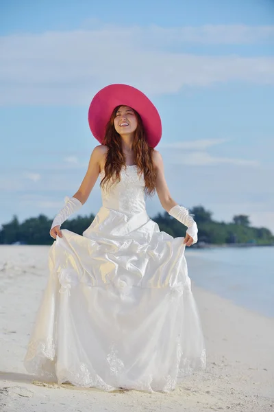 Asiatisk brud på stranden — Stockfoto