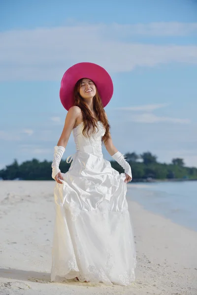 Asiático novia en playa — Foto de Stock